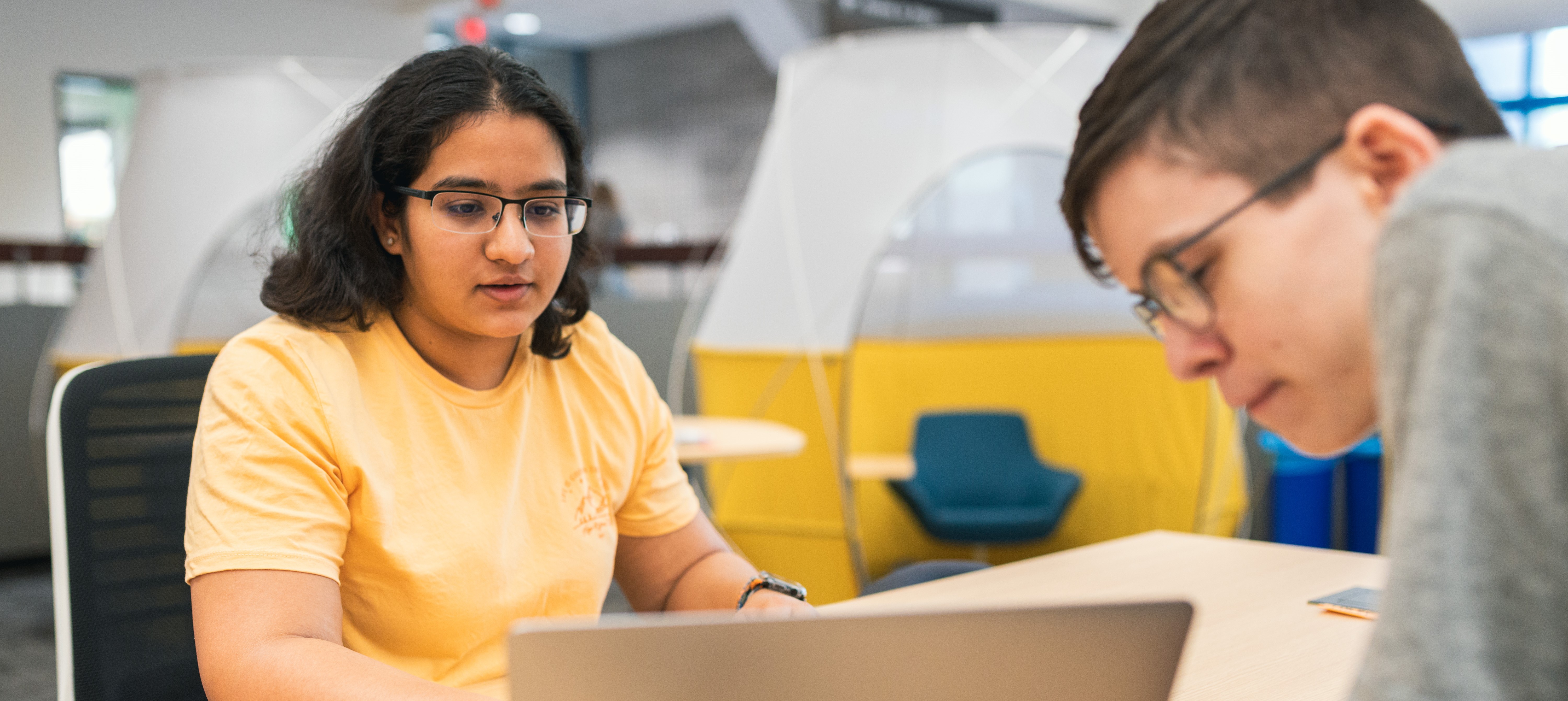 A Tech Hub consultant helping a student with device support.